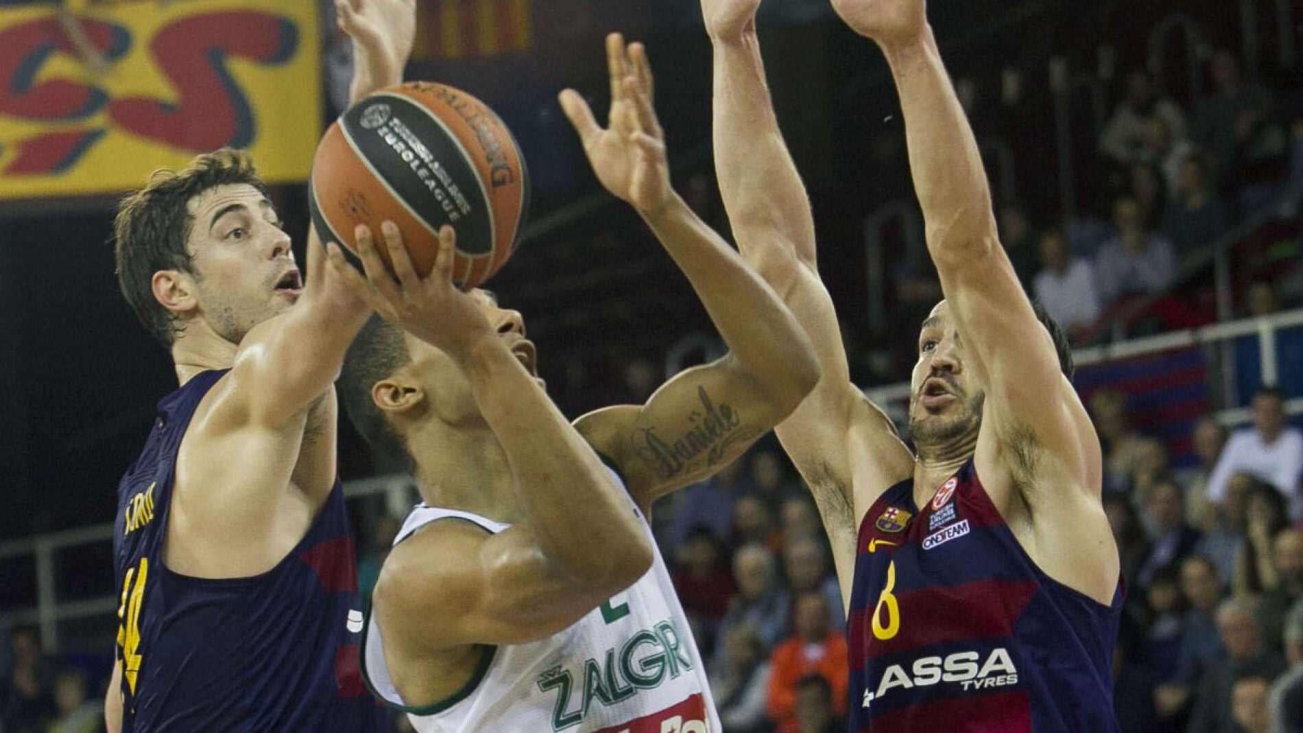 Olivier Hanlan entra a canasta ante Ante Tomic y Pau Ribas
