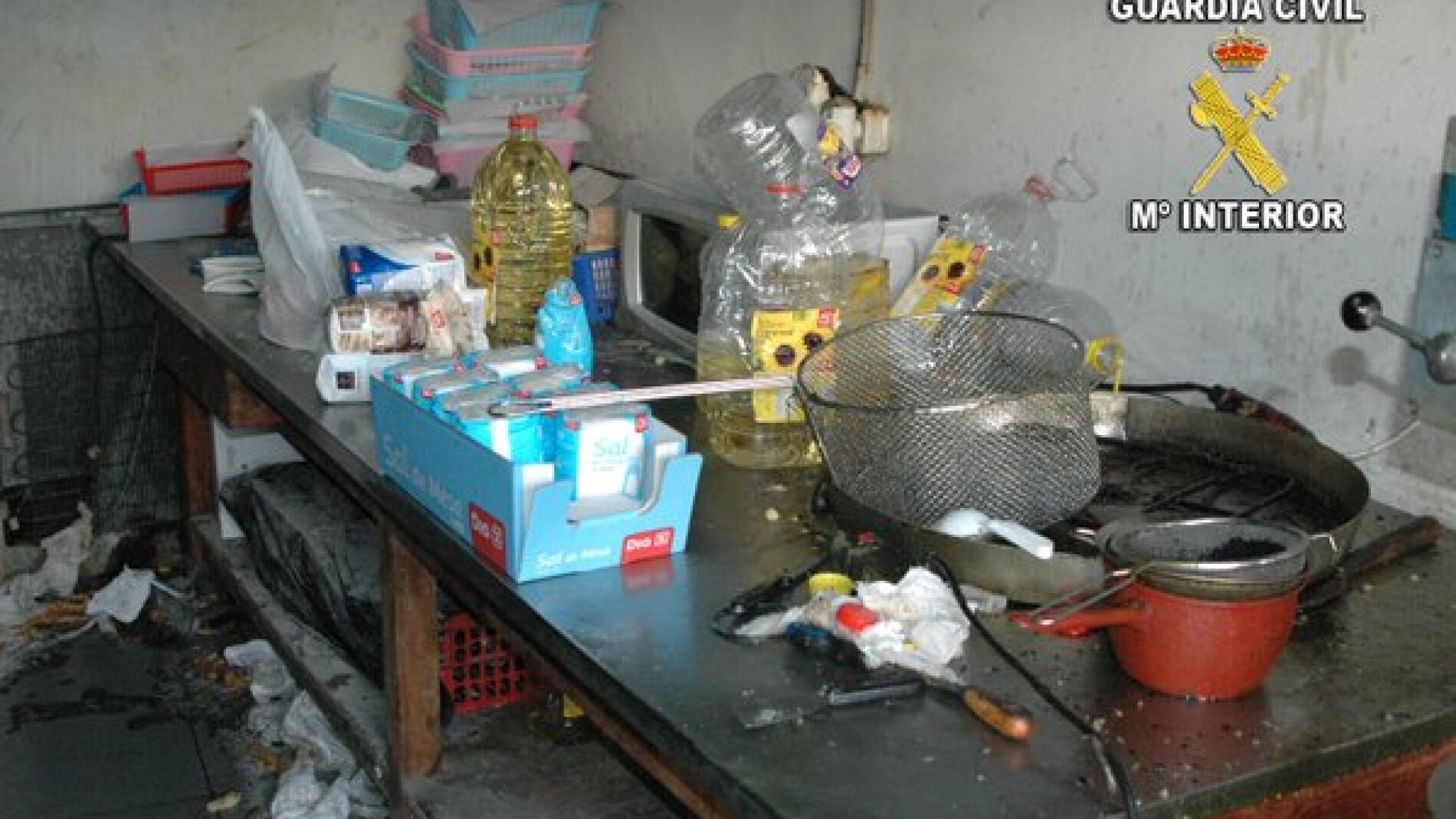 En la mesa de elaboraci&oacute;n hab&iacute;a restos de raticidas y heces de roedores