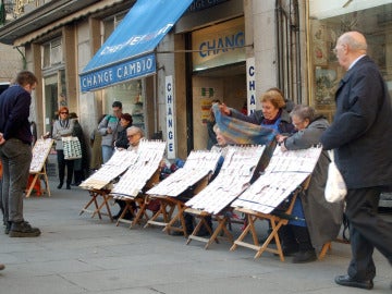 Los tradicionales vendedores de loteria de la madrileña Puerta del Sol