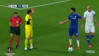 Una zancadilla de Diego Costa a Casillas provoca una bronca entre ambos