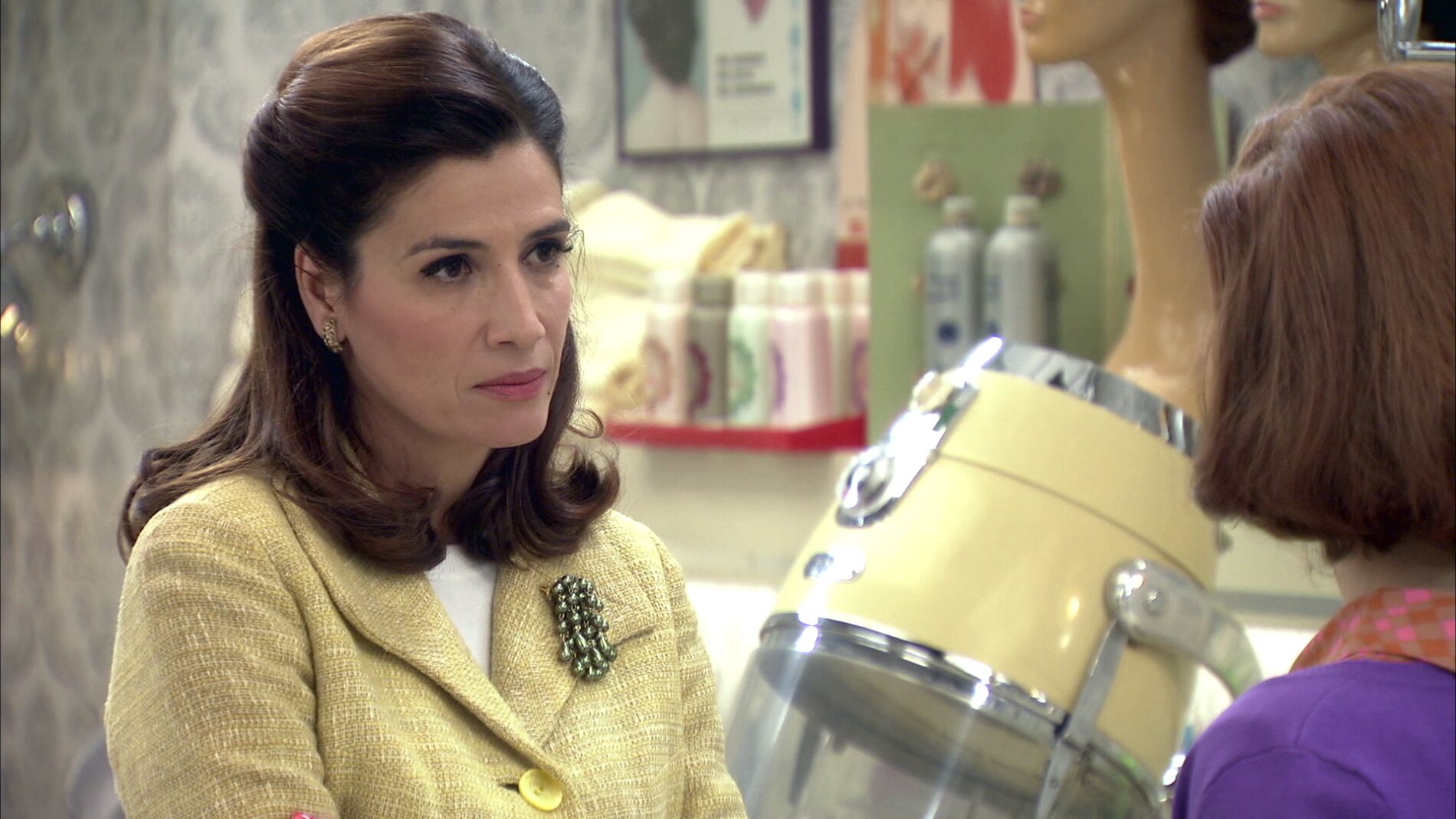 Adela afectada por ver a Tom&aacute;s besarse con otra mujer