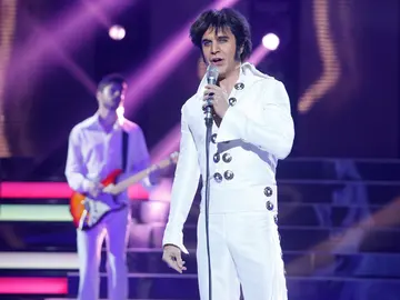 Adrián Rodríguez mueve las caderas y pone en pie al público interpretando el tema ‘Suspicious minds’ del rey del rock Elvis Presley Adrián Rodríguez mueve las caderas y pone en pie al público interpretando el tema ‘Suspicious minds’ del rey del rock Elvis Presley