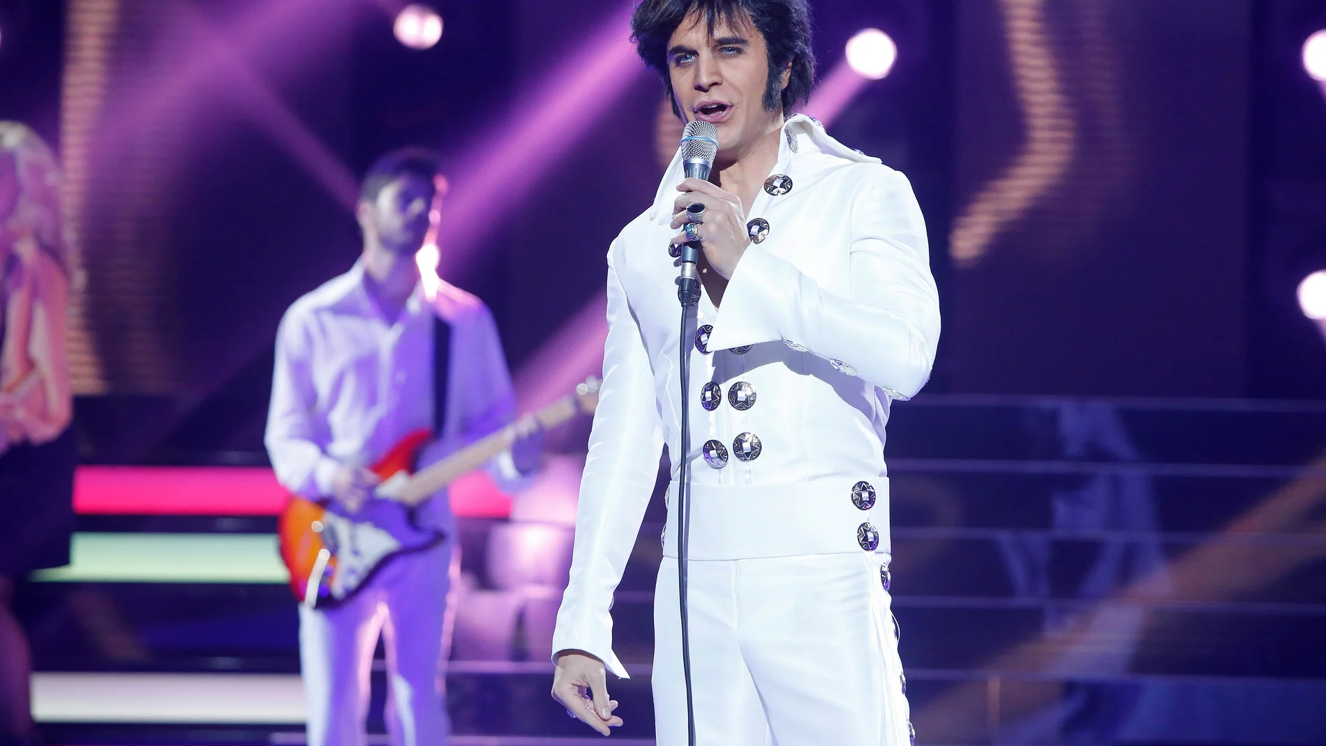 Adrián Rodríguez mueve las caderas y pone en pie al público interpretando el tema ‘Suspicious minds’ del rey del rock Elvis Presley