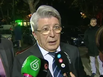 Enrique Cerezo, atendiendo a los medios de comunicación Enrique Cerezo, atendiendo a los medios de comunicación