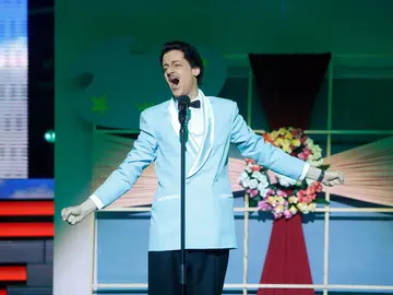 Edu Soto echa a volar en el plató de ‘Tu cara me suena’ para interpretar el tema ‘Nel blu dipinto di blu’ de Domenico Modugno Edu Soto echa a volar en el plató de ‘Tu cara me suena’ para interpretar el tema ‘Nel blu dipinto di blu’ de Domenico Modugno