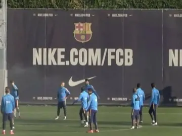 La canasta imposible de Jordi ALba en el entrenamiento del Barça La canasta imposible de Jordi ALba en el entrenamiento del Barça