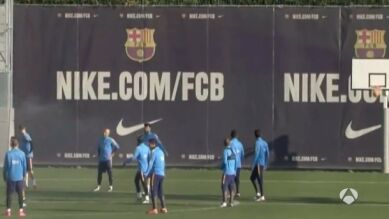 ¡El 'canastón' imposible de Jordi Alba en el entrenamiento del Barcelona!