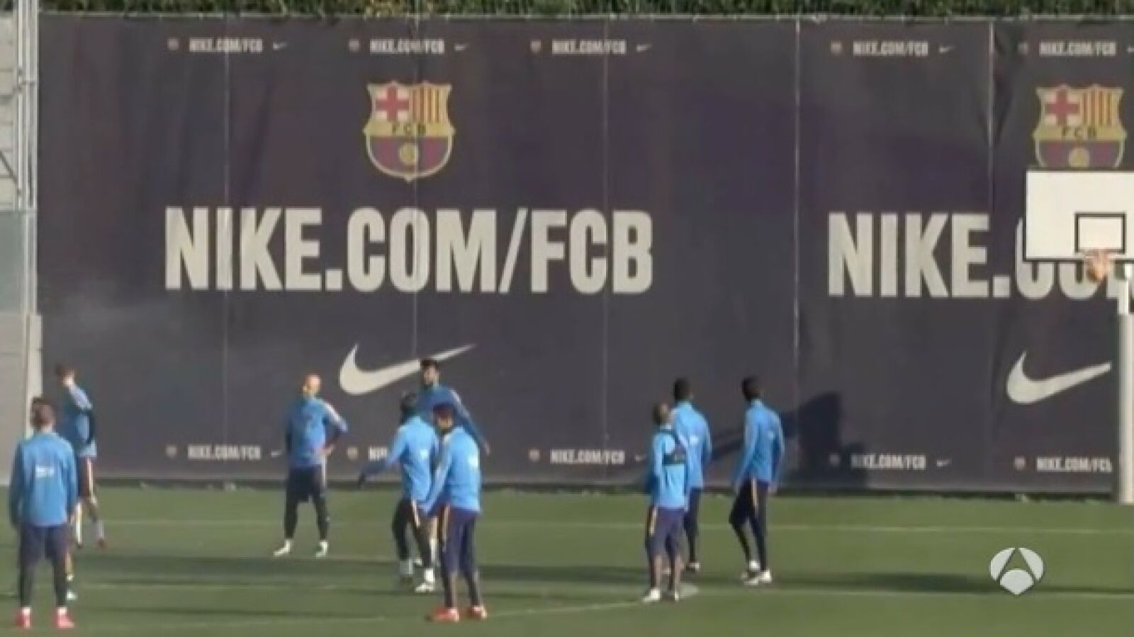 ¡El 'canastón' imposible de Jordi Alba en el entrenamiento del Barcelona!