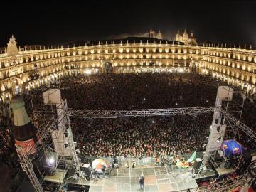 Miles de jóvenes han llenado la Plaza Mayor de Salamanca