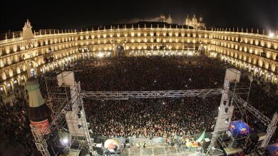 Miles de jóvenes llenan Salamanca en la tradicional Nochevieja Universitaria