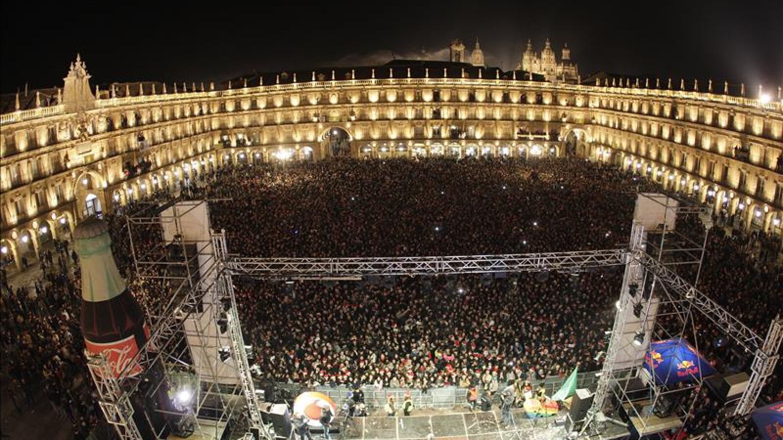 Miles de jóvenes llenan Salamanca en la tradicional Nochevieja Universitaria