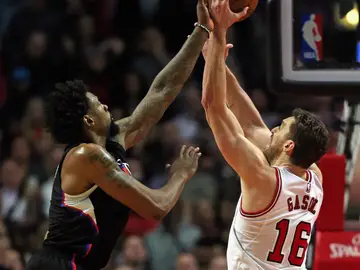 Pau Gasol y DeAndre Jordan, durante el partido Pau Gasol y DeAndre Jordan, durante el partido
