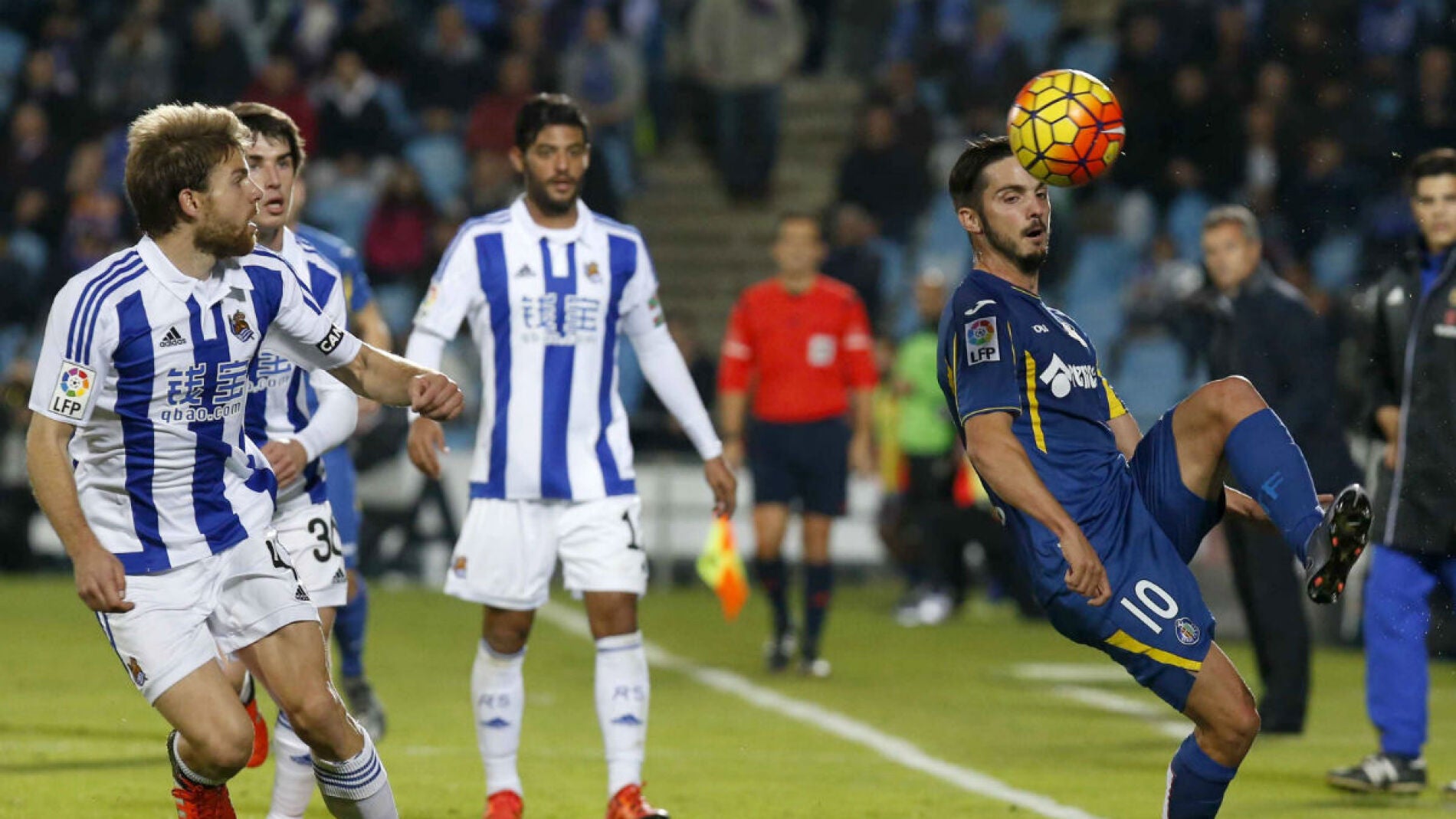Pablo Sarabia despeja el bal&oacute;n junto a Asier Illarramendi