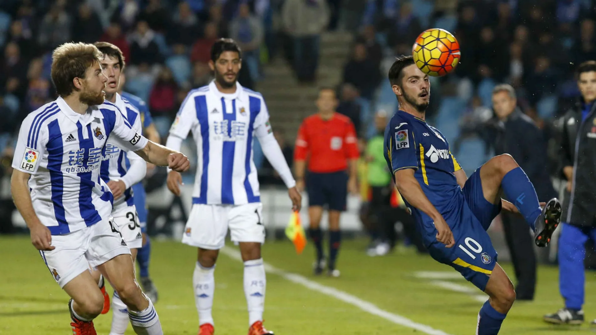 Pablo Sarabia despeja el balón junto a Asier Illarramendi Pablo Sarabia despeja el balón junto a Asier Illarramendi