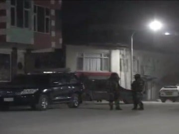 Soldados afganos cerca del lugar donde se ha producido la explosión
