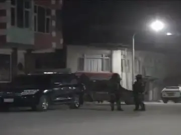 Soldados afganos cerca del lugar donde se ha producido la explosión Soldados afganos cerca del lugar donde se ha producido la explosión