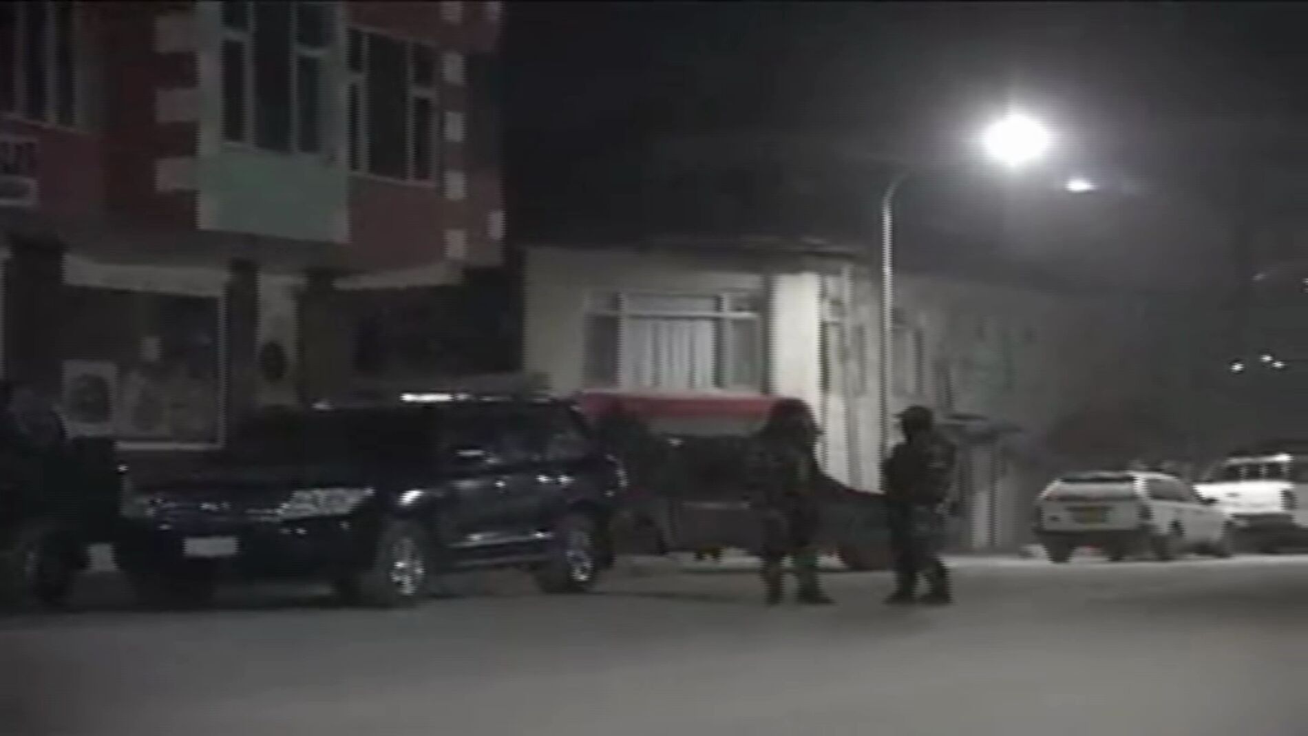 Soldados afganos cerca del lugar donde se ha producido la explosi&oacute;n