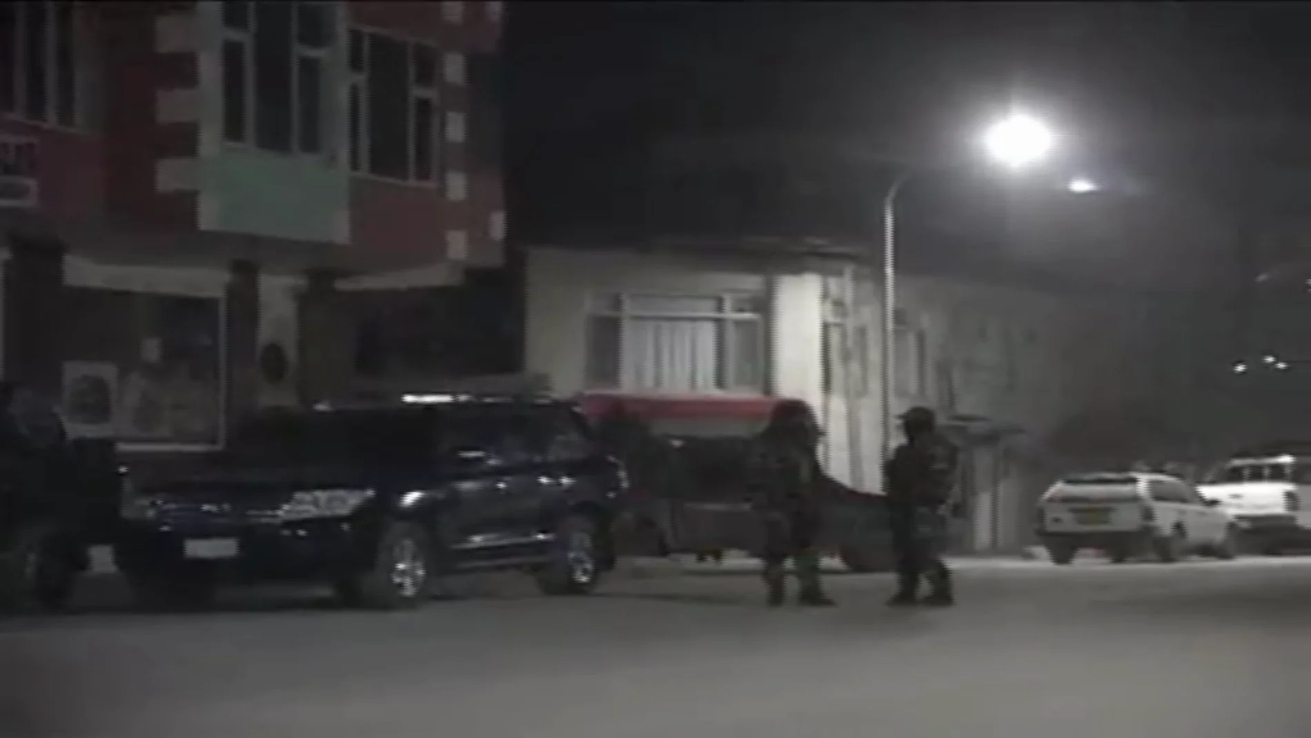 Soldados afganos cerca del lugar donde se ha producido la explosión Soldados afganos cerca del lugar donde se ha producido la explosión