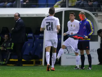 Cheryshev es retirado del terreno de juego en el Ramón de Carranza Cheryshev es retirado del terreno de juego en el Ramón de Carranza