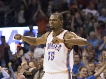 Kevin Durant celebra una canasta Kevin Durant celebra una canasta