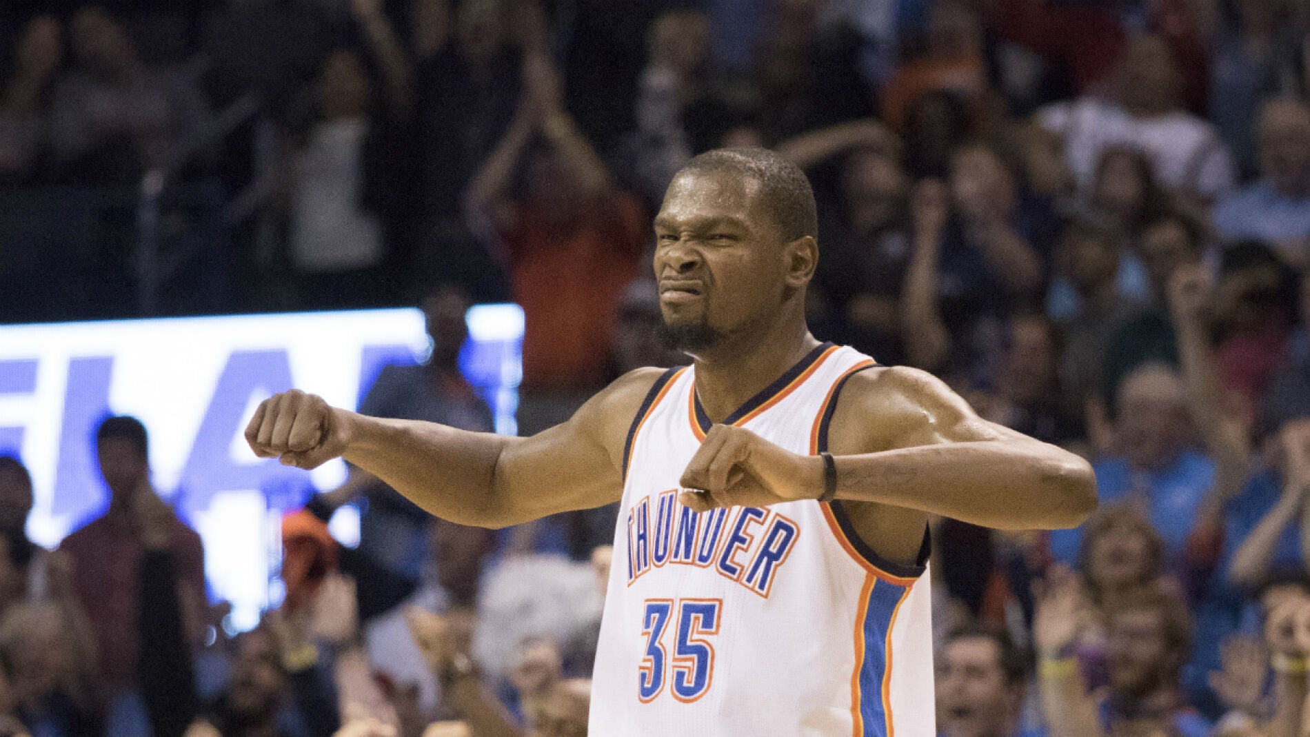 Kevin Durant celebra una canasta