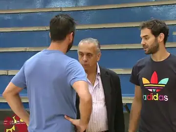 Juan Carlos Navarro y José Manuel Calderón dialogan con José Luis Sáez Juan Carlos Navarro y José Manuel Calderón dialogan con José Luis Sáez