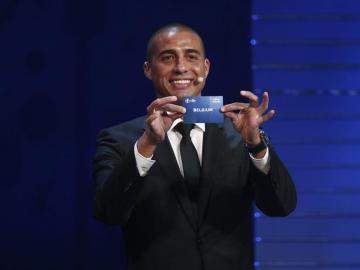 Trezeguet sostiene la papeleta de Bélgica, en el sorteo de la Euro 2016 Trezeguet sostiene la papeleta de Bélgica, en el sorteo de la Euro 2016