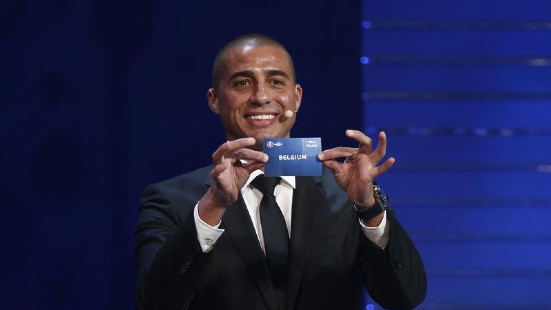 Trezeguet sostiene la papeleta de B&eacute;lgica, en el sorteo de la Euro 2016