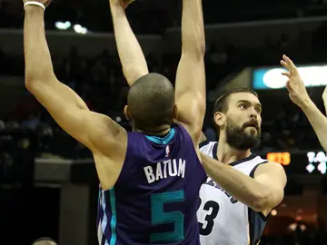 Marc Gasol lanza un gancho ante la defensa de Nicolas Batum Marc Gasol lanza un gancho ante la defensa de Nicolas Batum