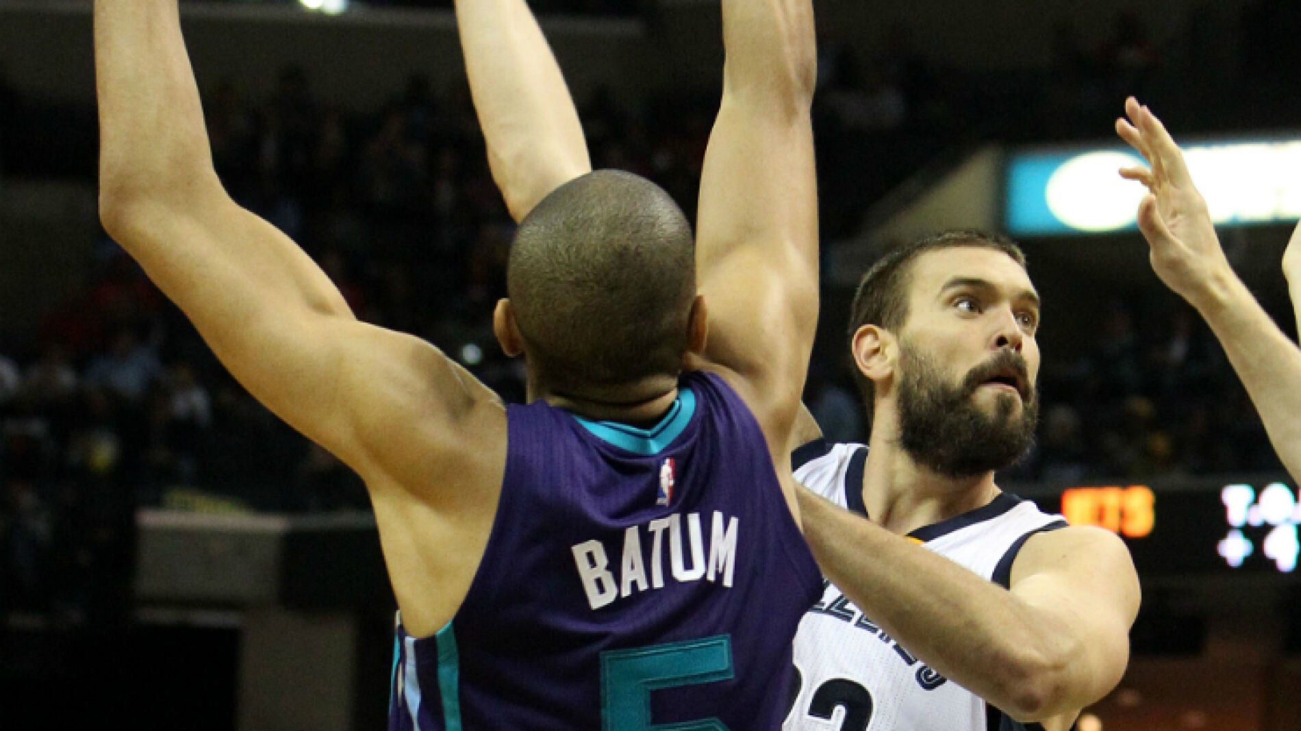 Marc Gasol lanza un gancho ante la defensa de Nicolas Batum