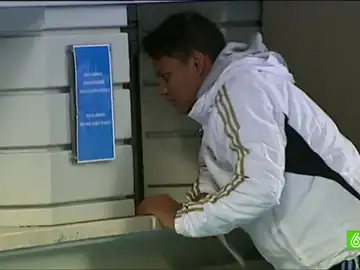 Un aficionado recupera su dinero en la taquilla del Bernabéu Un aficionado recupera su dinero en la taquilla del Bernabéu