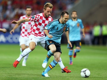 Andrés Iniesta intenta regatear a Ivan Rakitic Andrés Iniesta intenta regatear a Ivan Rakitic