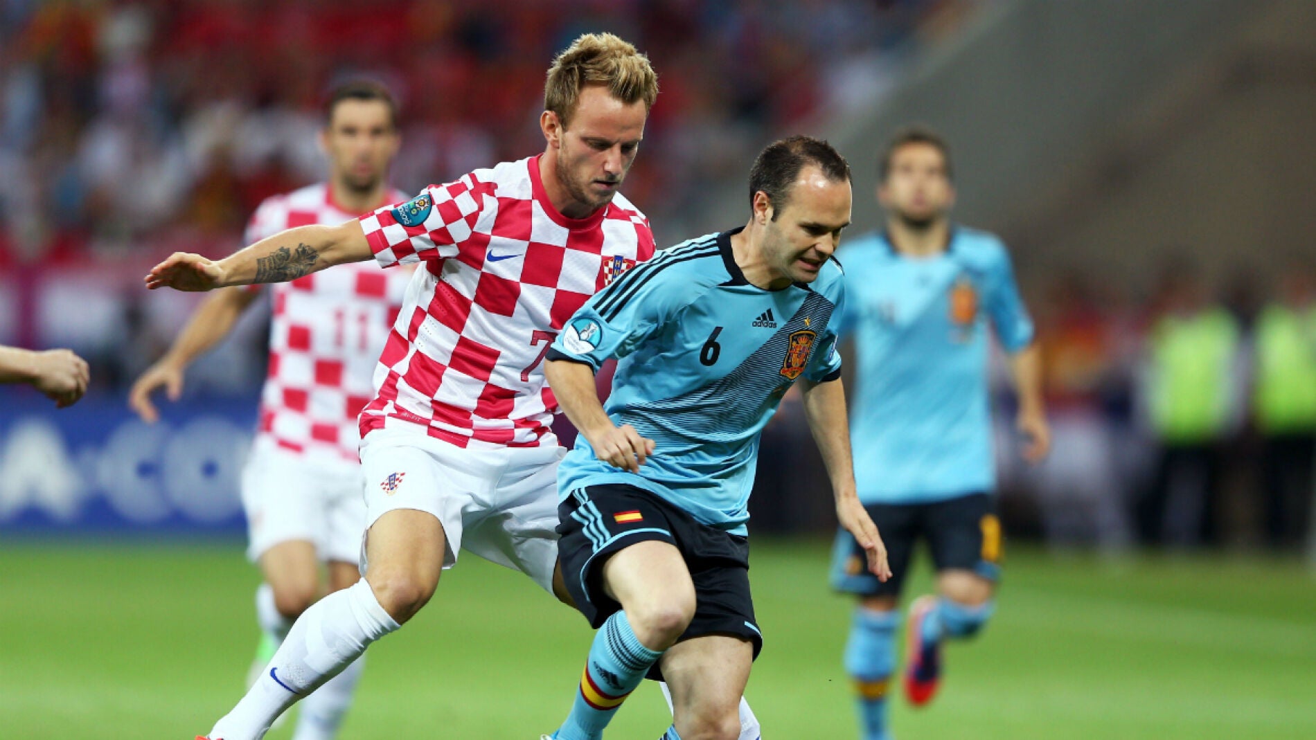 Andr&eacute;s Iniesta intenta regatear a Ivan Rakitic
