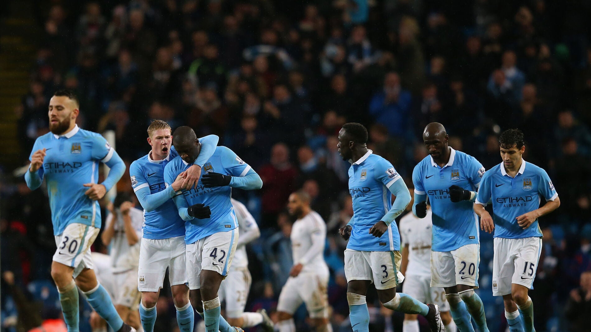 Los jugadores del Manchester City celebran el gol de Yaya Tour&eacute;