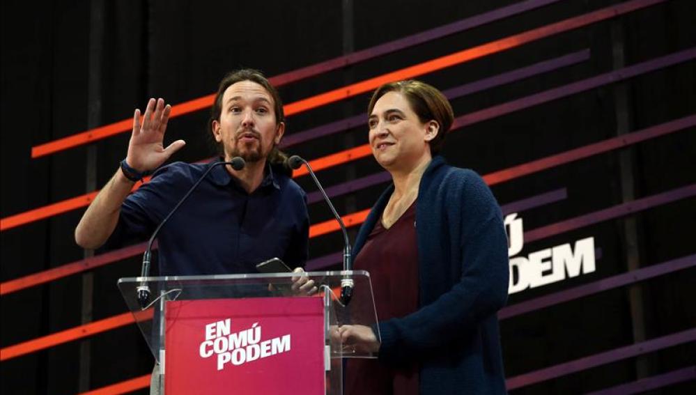 Ada Colau y Pablo Igelsias en un acto de campaña en Badalona
