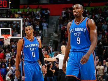 Serge Ibaka y Russell Westbrook, durante el partido Serge Ibaka y Russell Westbrook, durante el partido
