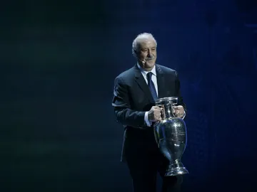 Vicente del Bosque sostiene el trofeo de la Eurocopa Vicente del Bosque sostiene el trofeo de la Eurocopa