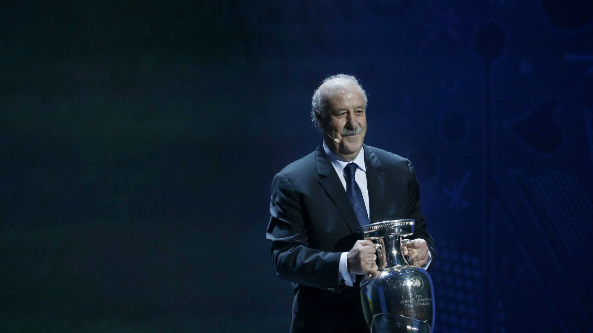 Vicente del Bosque sostiene el trofeo de la Eurocopa
