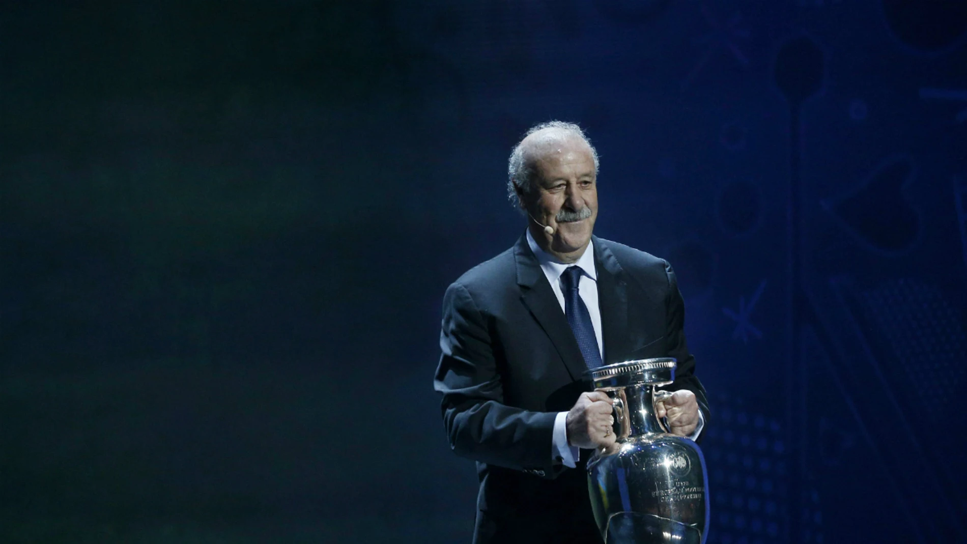 Vicente del Bosque sostiene el trofeo de la Eurocopa Vicente del Bosque sostiene el trofeo de la Eurocopa