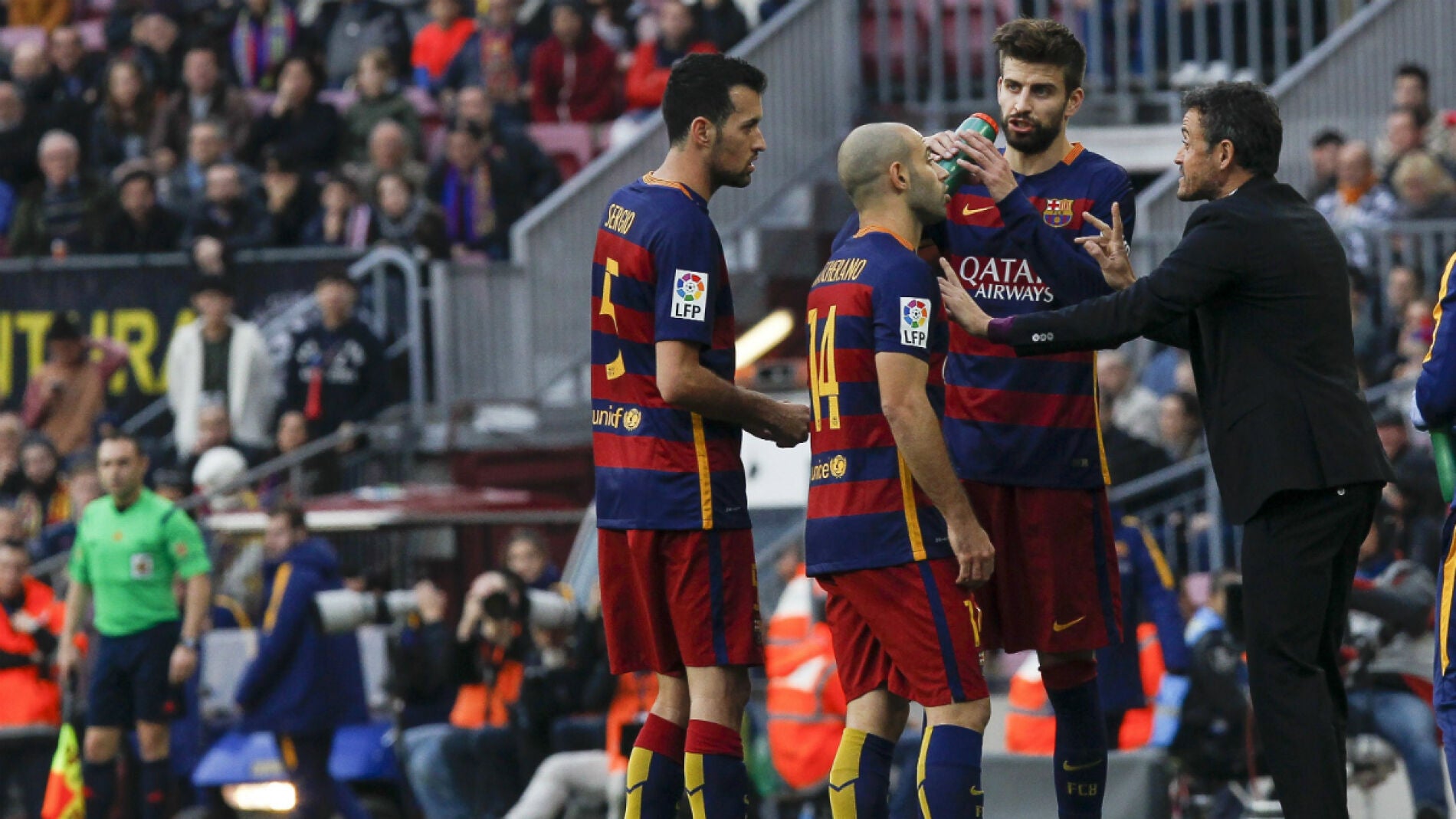 Luis Enrique da indicaciones a sus jugadores durante el partido contra el Deportivo