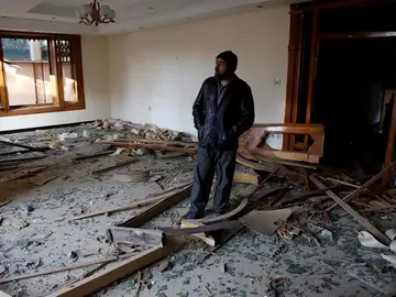 Un hombre supervisa los destrozos registrados en la embajada española de Kabul Un hombre supervisa los destrozos registrados en la embajada española de Kabul