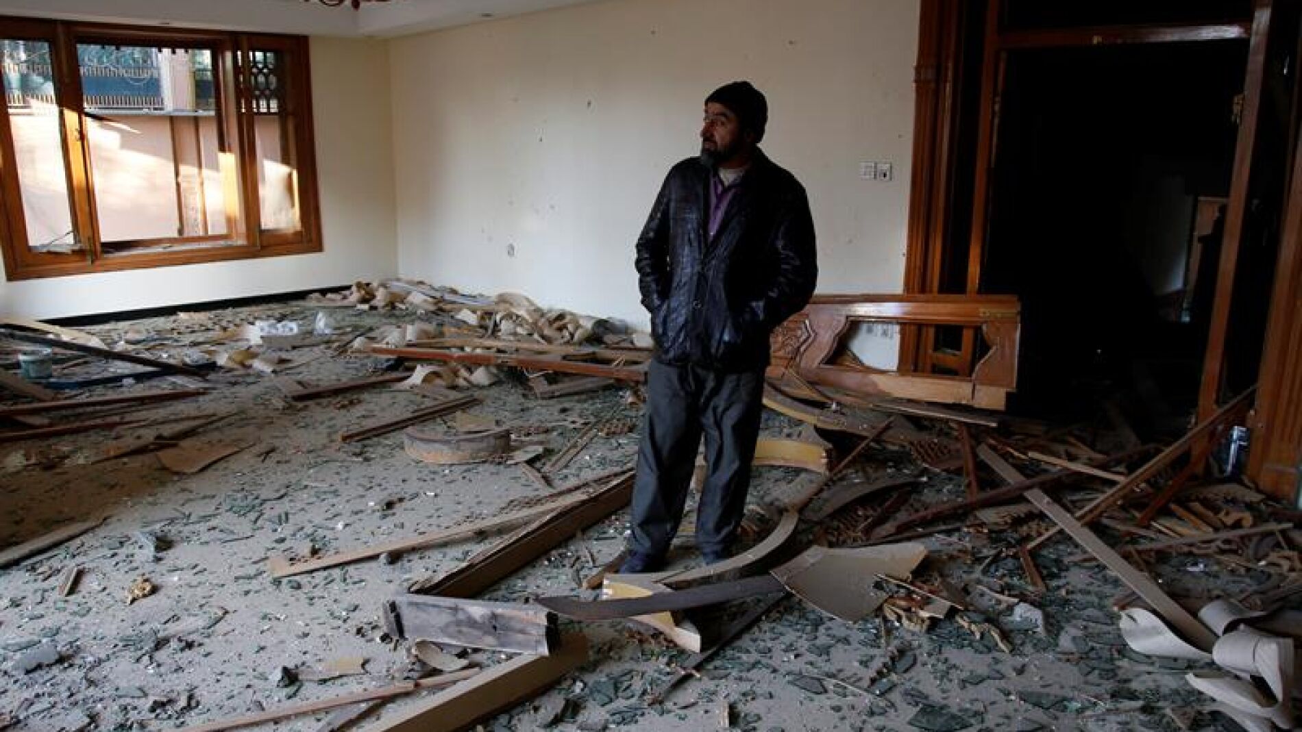 Un hombre supervisa los destrozos registrados en la embajada espa&ntilde;ola de Kabul