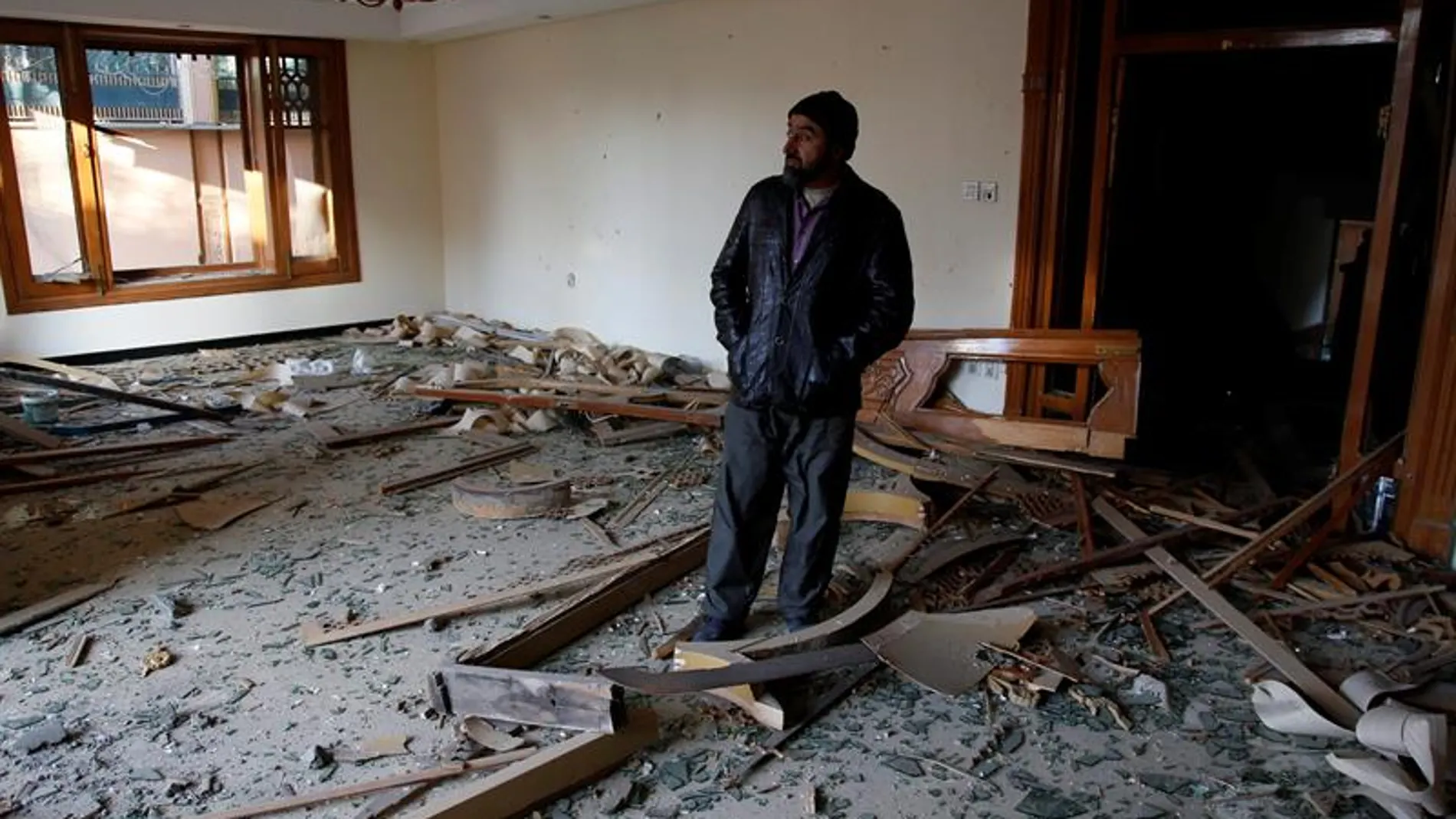 Un hombre supervisa los destrozos registrados en la embajada española de Kabul Un hombre supervisa los destrozos registrados en la embajada española de Kabul
