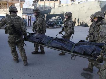 Las fuerzas de seguridad trasladan un cuerpo tras el atentado en Kabul