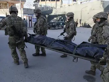Las fuerzas de seguridad trasladan un cuerpo tras el atentado en Kabul Las fuerzas de seguridad trasladan un cuerpo tras el atentado en Kabul