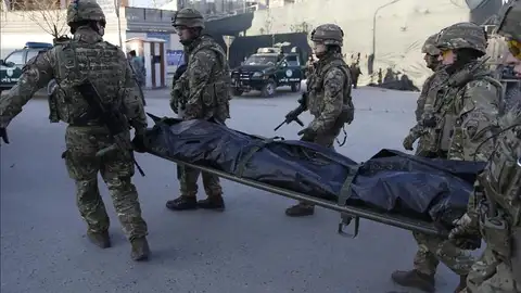 Las fuerzas de seguridad trasladan un cuerpo tras el atentado en Kabul Las fuerzas de seguridad trasladan un cuerpo tras el atentado en Kabul