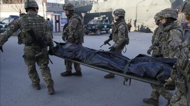 Parte a Kabul el avión que repatriará a los dos policías fallecidos