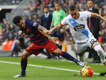 Dani Alves intenta robar el balón a Jonathan Rodríguez Dani Alves intenta robar el balón a Jonathan Rodríguez