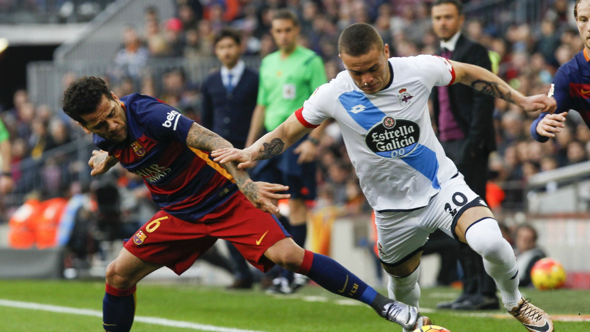 Dani Alves intenta robar el bal&oacute;n a Jonathan Rodr&iacute;guez