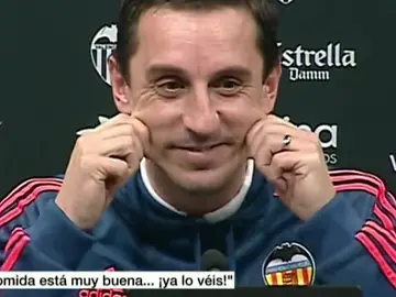 Gary Neville bromea durante la rueda de prensa Gary Neville bromea durante la rueda de prensa